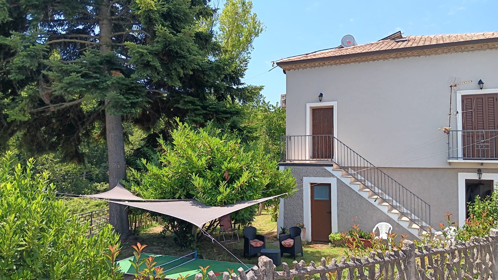 Giardino recintato con prato e area relax della casa vacanze La Casa del Mugnaio a Rotonda.